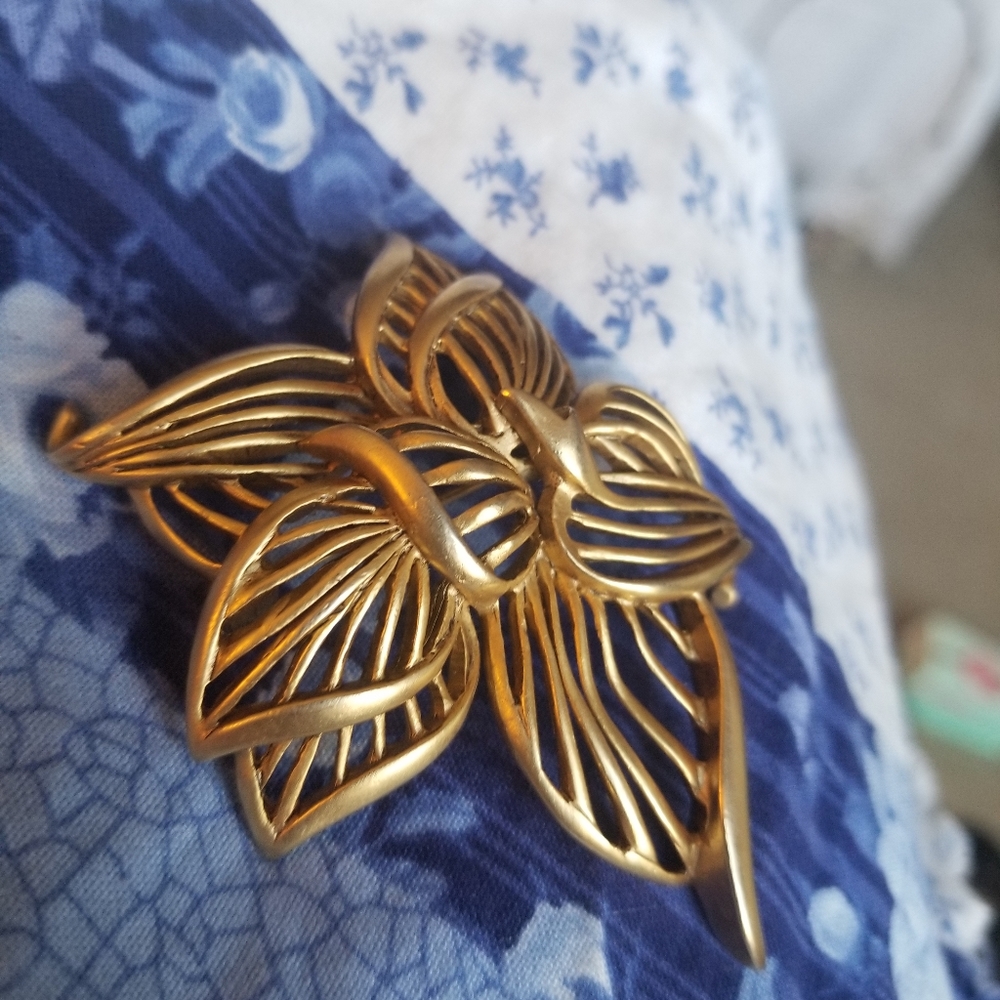 VINTAGE OSCAR DE LA RENTA BROOCH